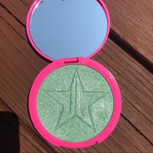 Jeffree Star Supreme Frost in Mint Condition